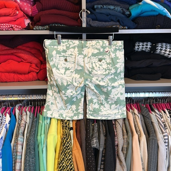Hollister sage and white floral print Bermuda shorts size 5 - Picture 3 of 3